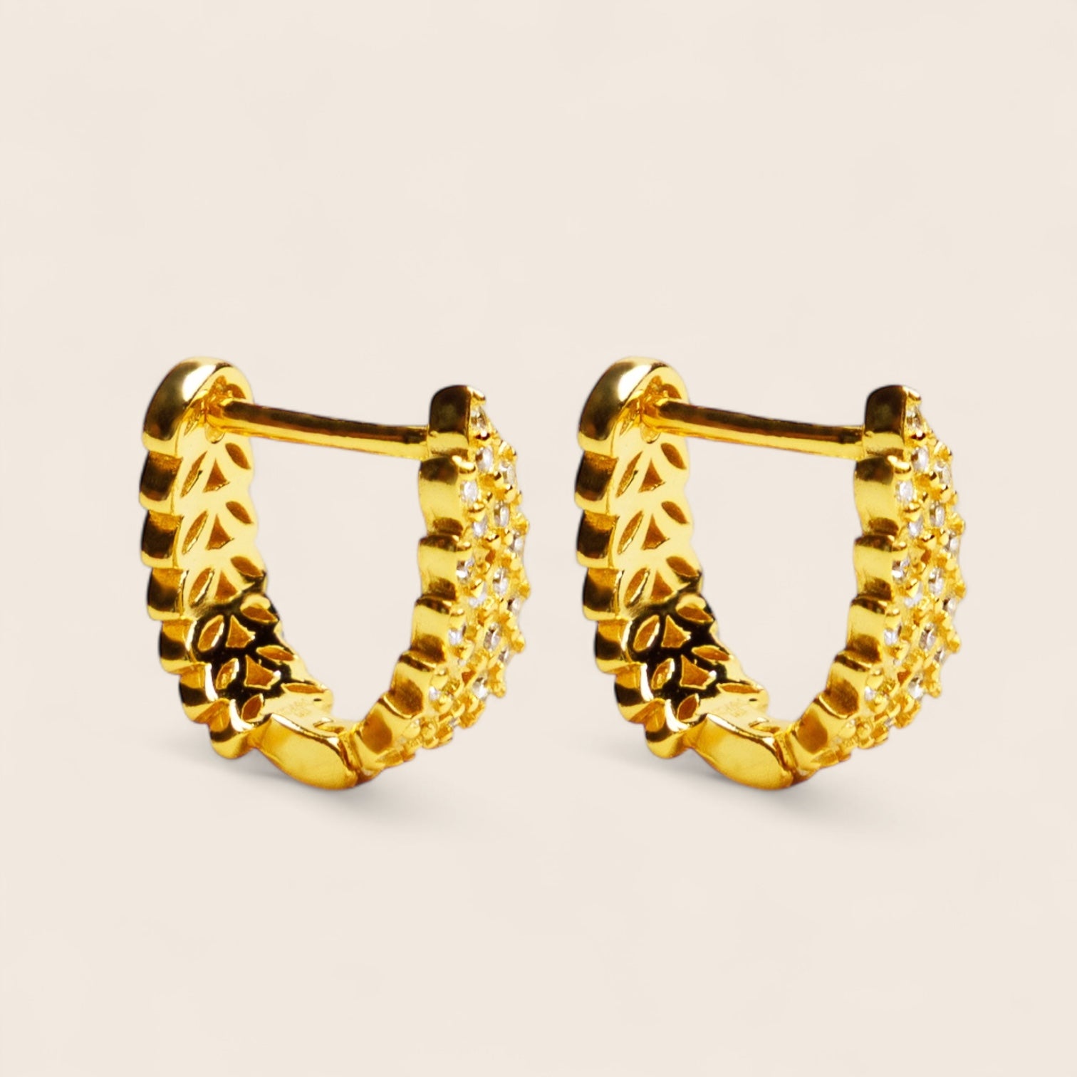 SHINING NATURE HUGGIES – leaf-shaped earrings with sparkling zirconias, made of 925 silver 18K gold-plated