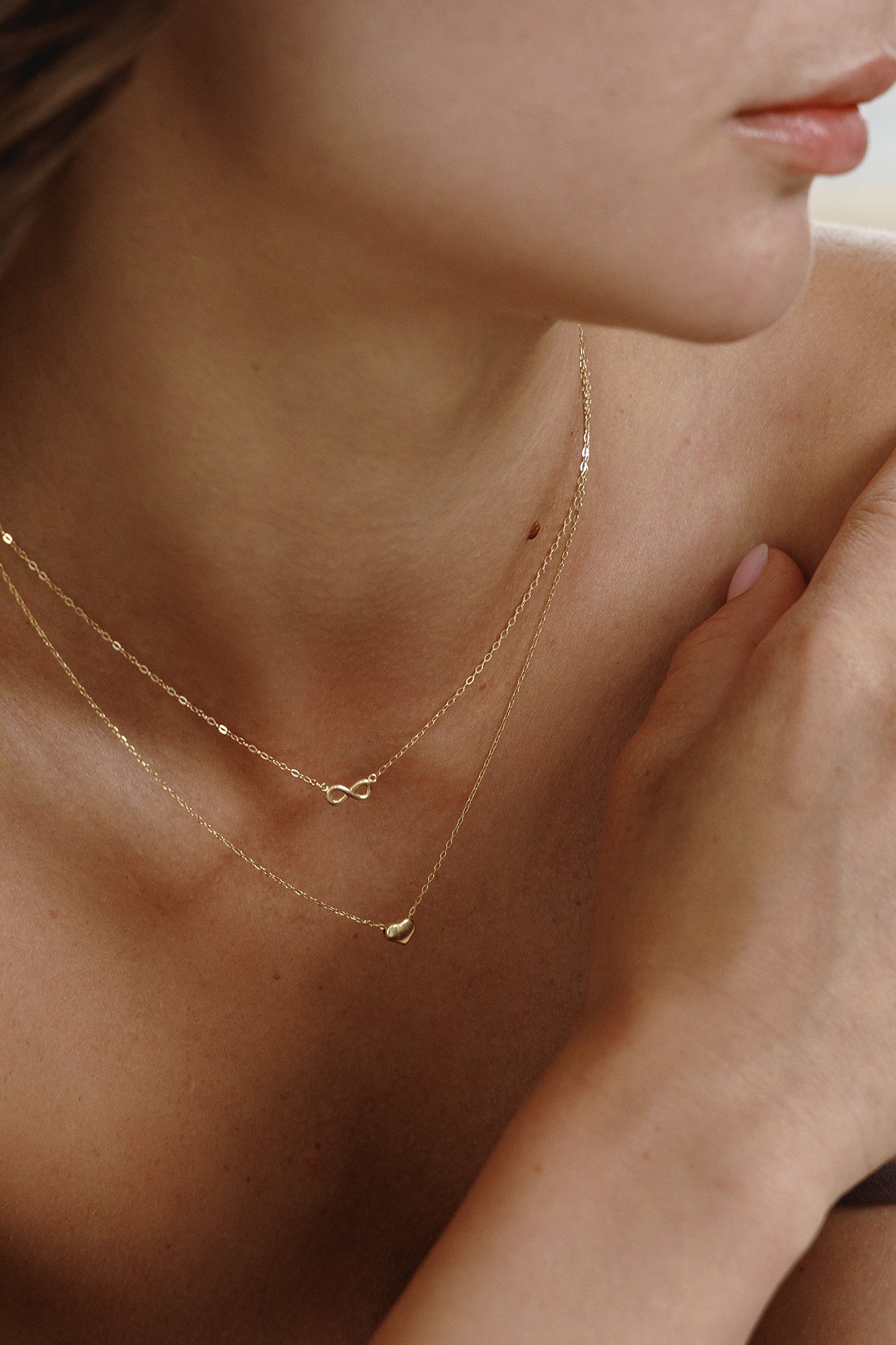 Detailaufnahme des Unendlichkeitssymbols auf der 585er Gelbgold-Halskette – feine Verarbeitung und glänzendes Design