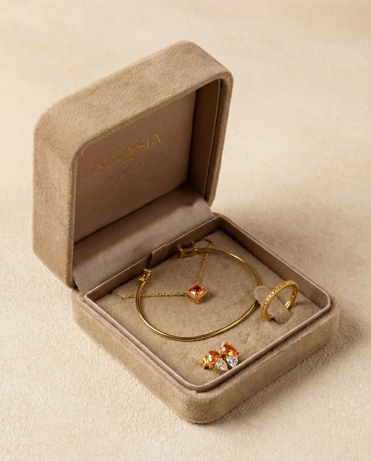 Schmuck geschenkfertig verpackt mit Bedeutung
