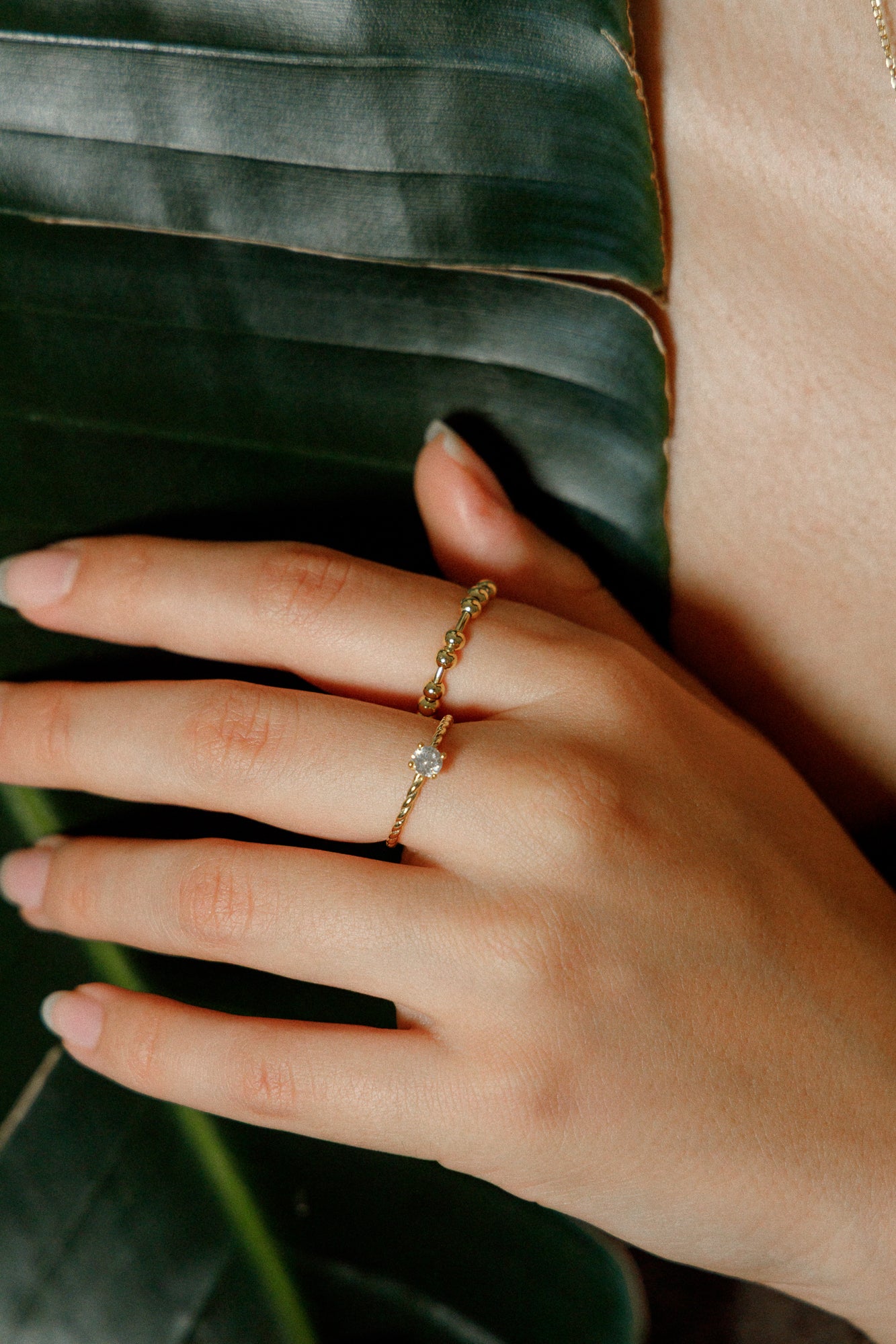 ENDLESS MINIMALIST - Twisted ring with a large zirconia, made of 925 silver 18K gold-plated
