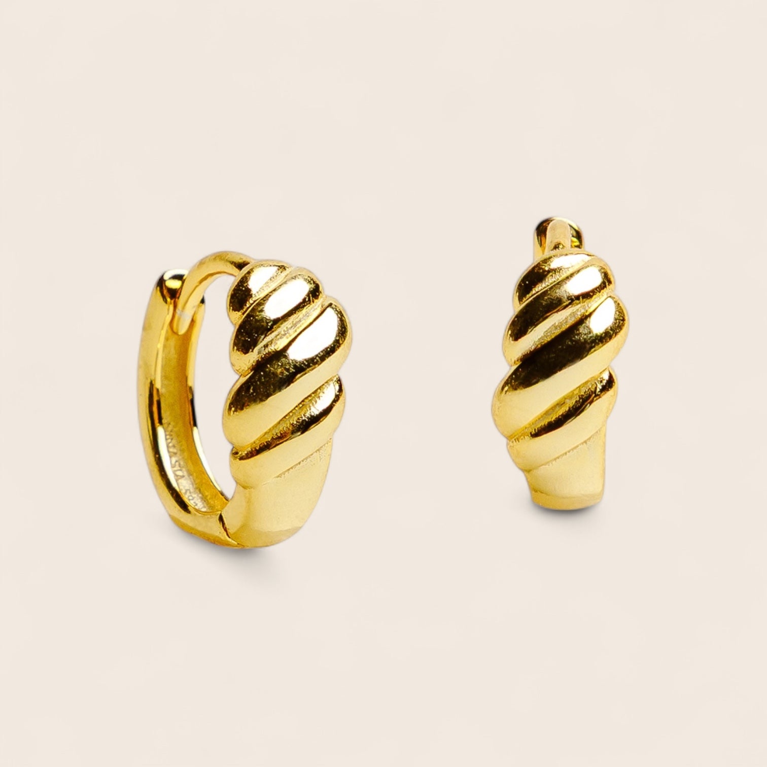 TWISTED CREOLEN – Croissant-like earrings, made of 925 silver 18K gold-plated