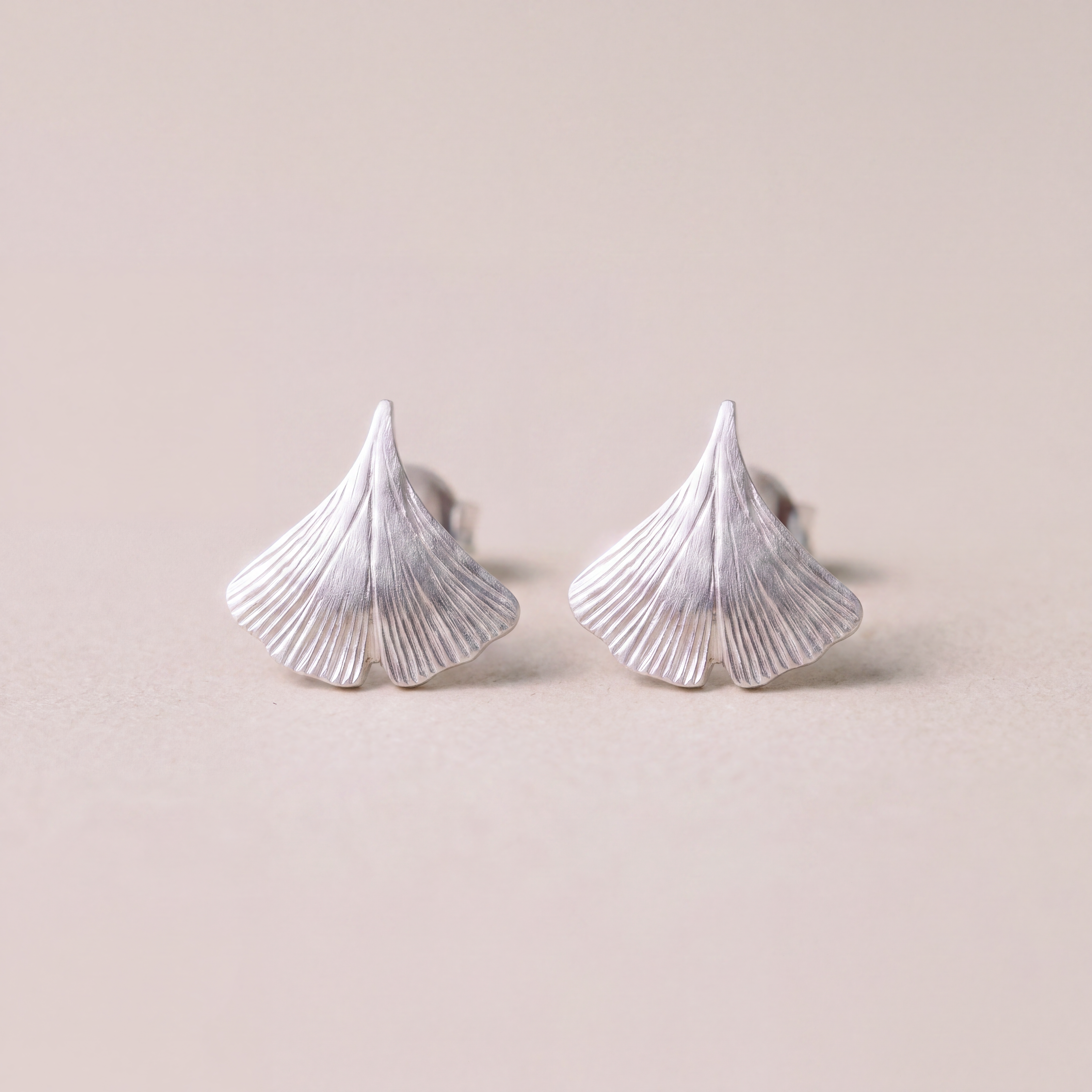 Aya – Ginkgoblatt-Ohrstecker aus 925 Silber