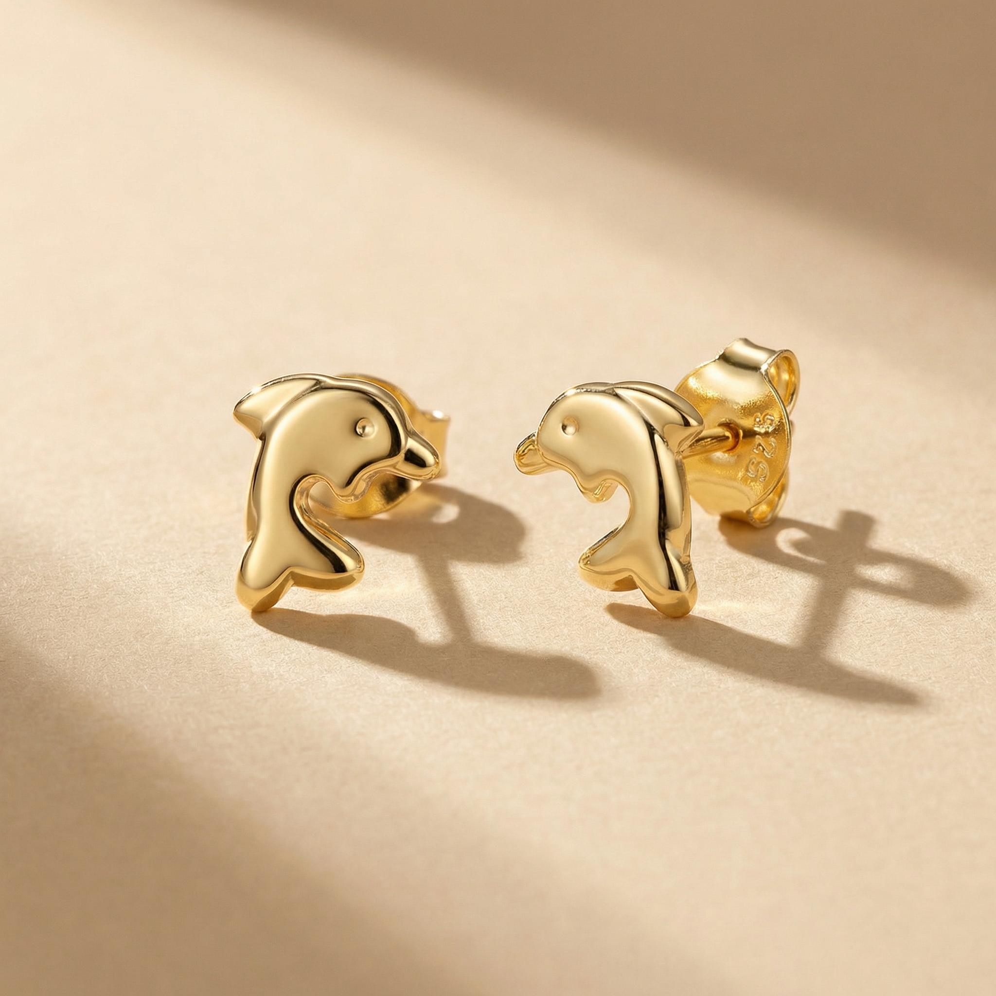 Zierliche Delphin-Ohrstecker aus 925 Silber vergoldet - NINASIA