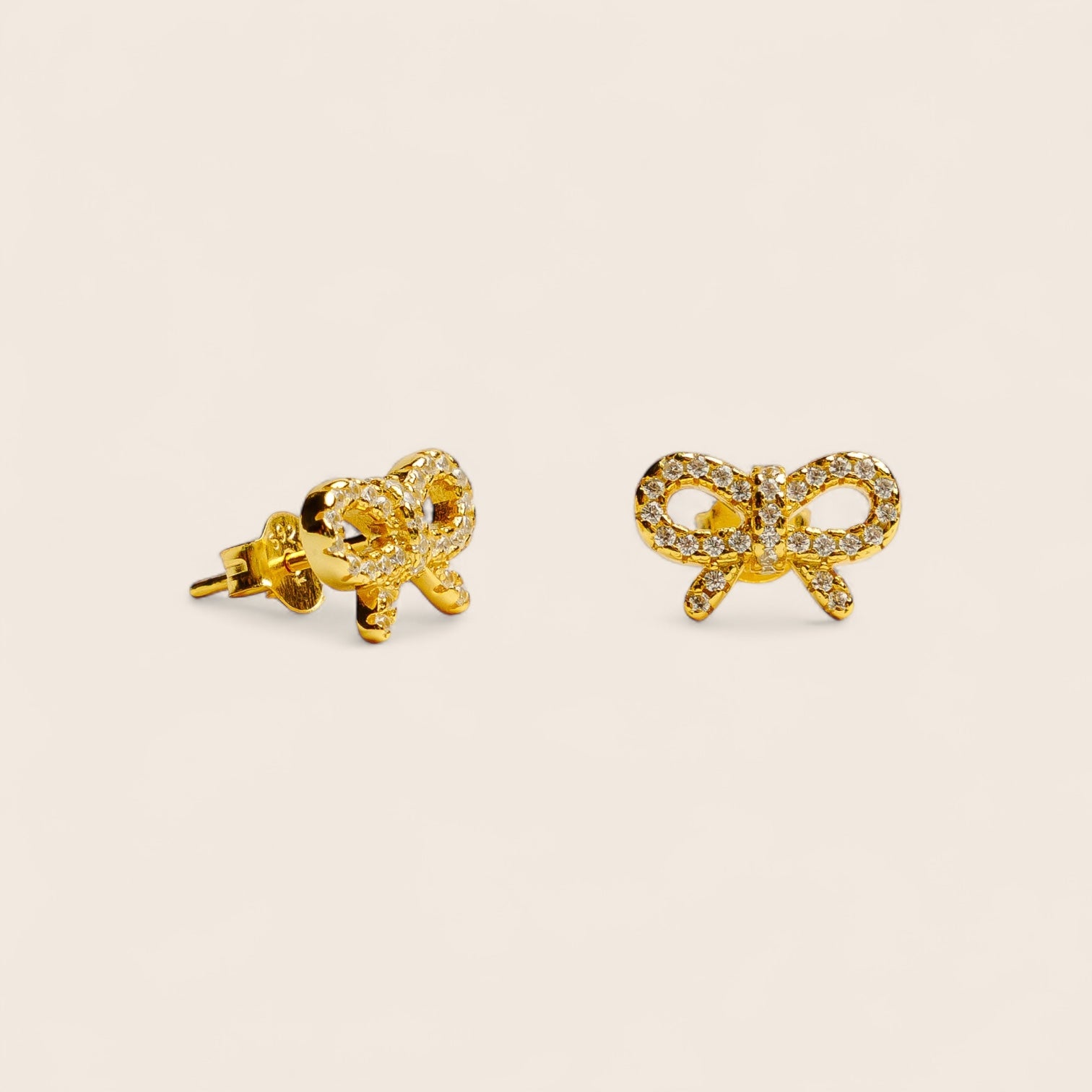 SHINY BOW STUDS – Bow earrings with sparkling zirconias, made of 925 silver 18K gold-plated