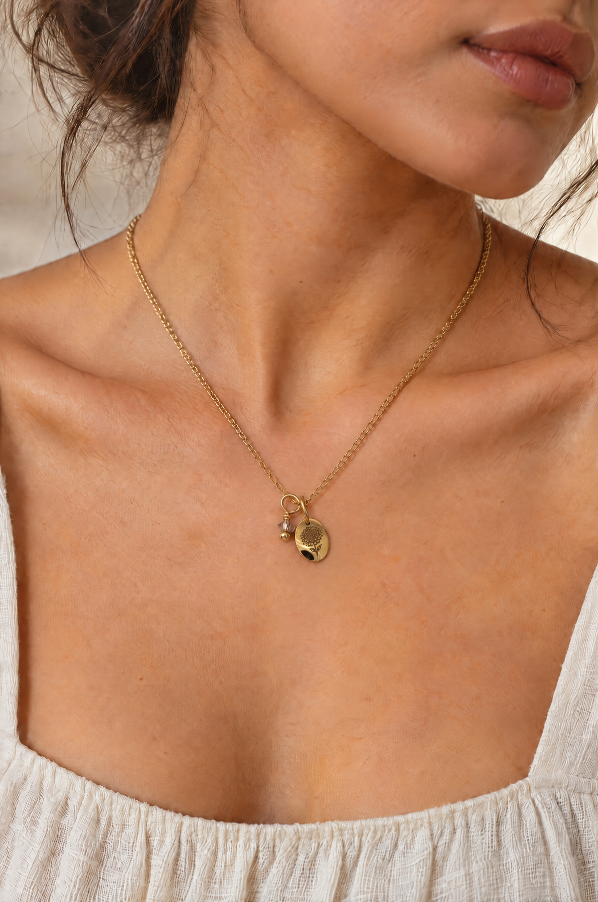 Fleury – Collier fleurs de naissance personnalisé avec pierre de naissance | Gravable des deux côtés | Acier inoxydable avec dorage IPG de haute qualité
