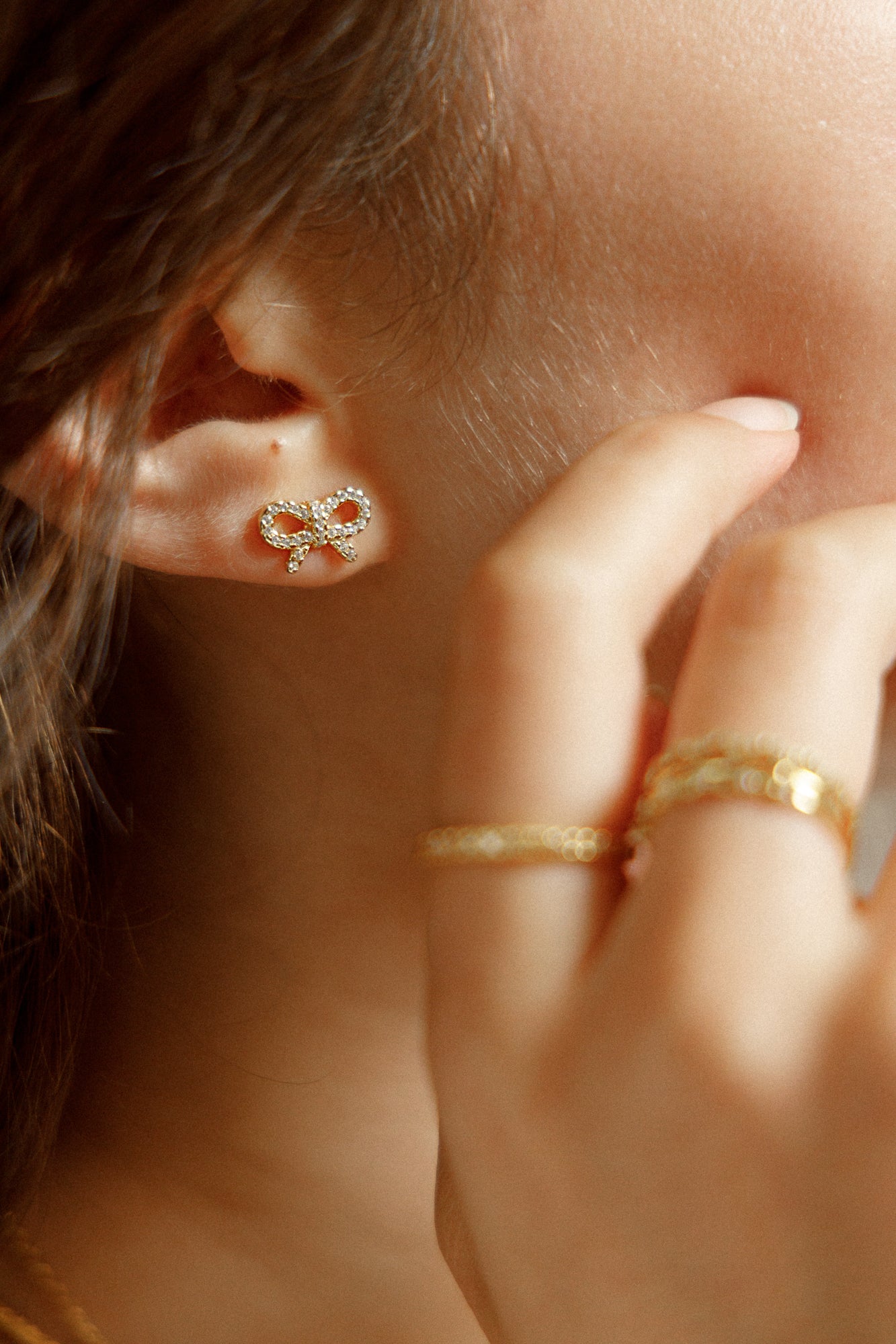 SHINY BOW STUDS – Bow earrings with sparkling zirconias, made of 925 silver 18K gold-plated