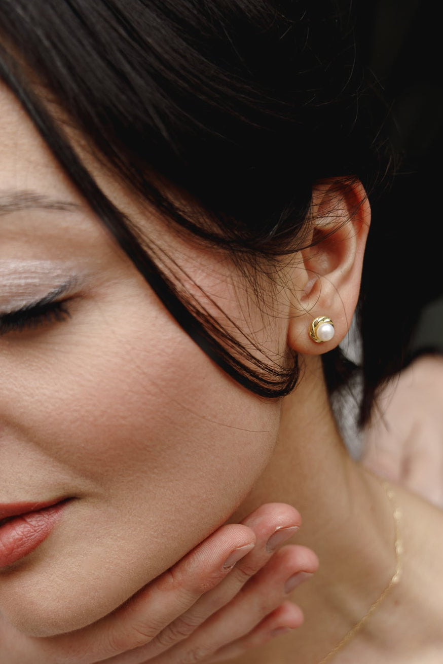 333 Gold – Klassische Ohrstecker mit feiner Süßwasserperle im Old-Money Stil