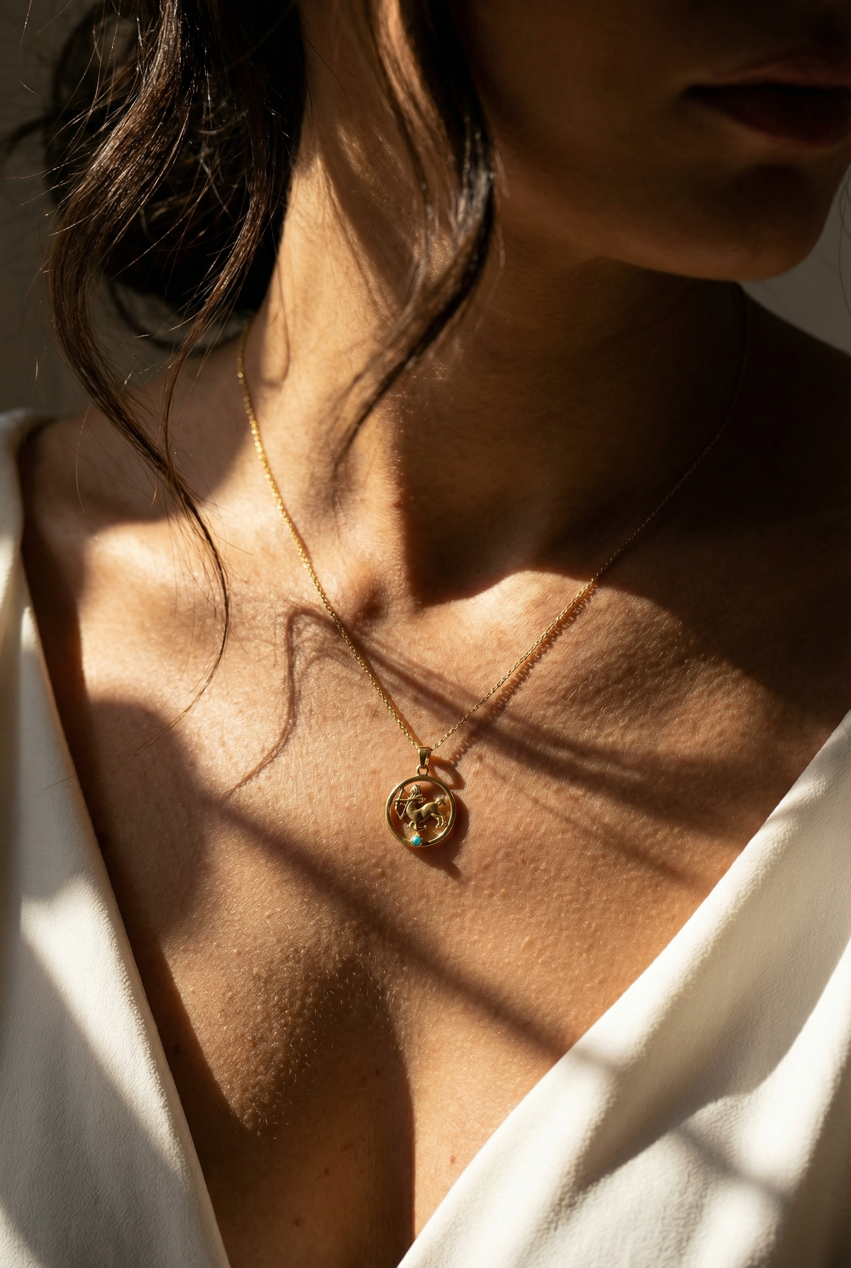 Celestial Essential – Sternzeichen Anhänger aus 925 Sterling Silber vergoldet mit Edelstein / Perle – mit oder ohne Halskette - NINASIA