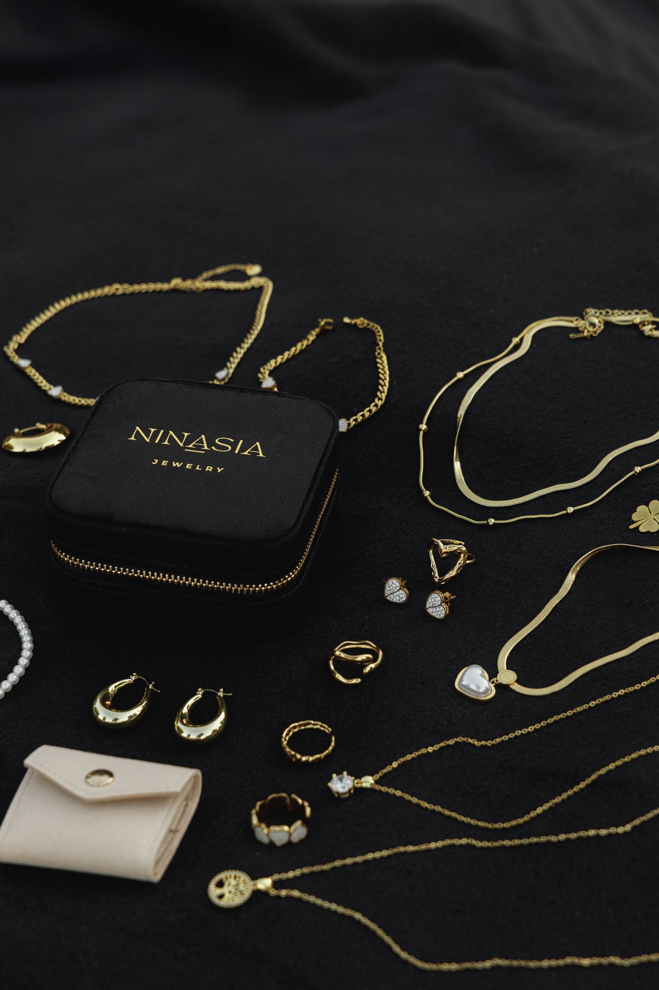 NINASIA Schmuck Adventskalender 2025 | Limited Edition mit 18K vergoldetem Edelstahl, vergoldetem Silber und Schmuck-Etuis
