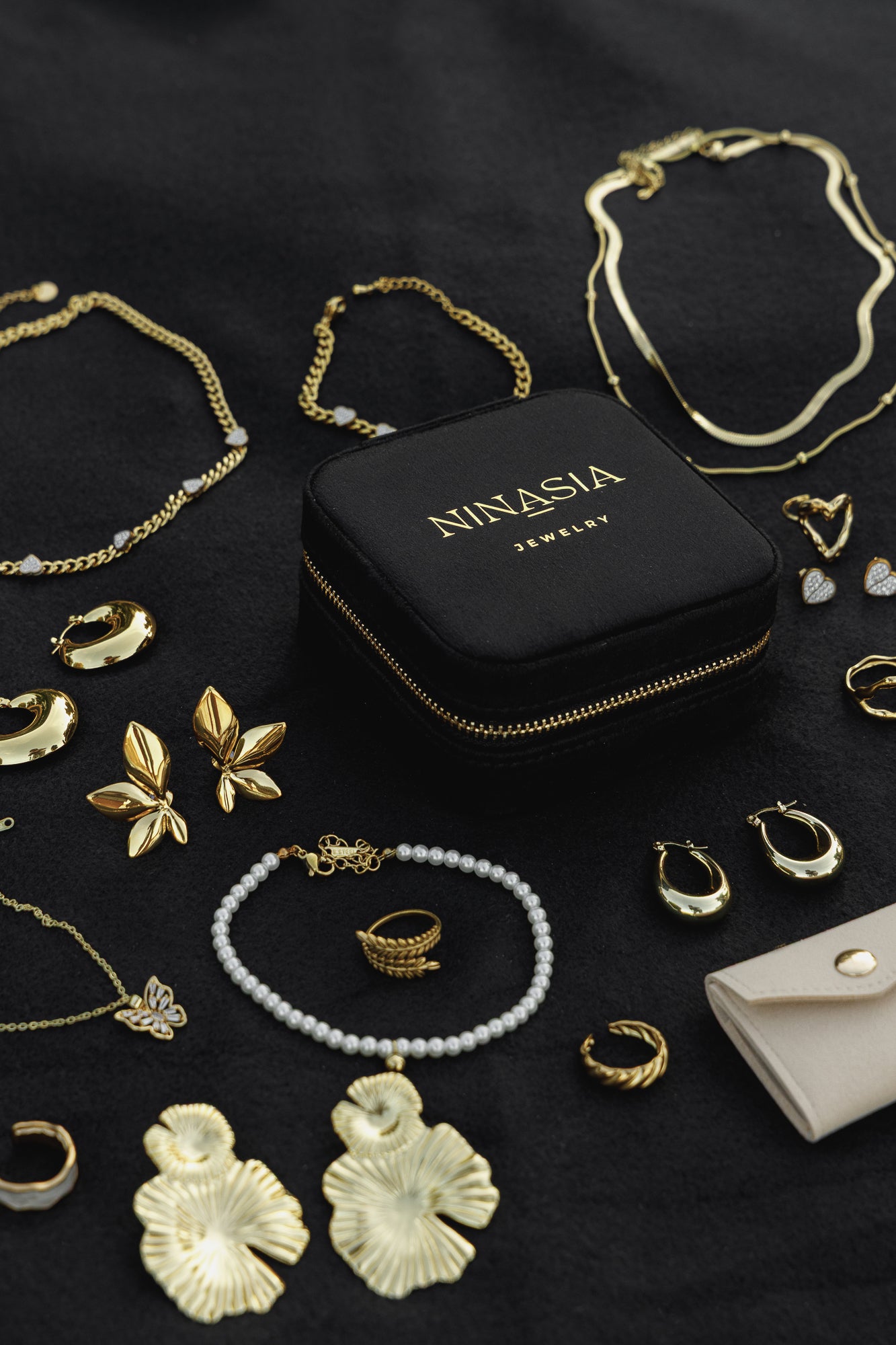NINASIA Schmuck Adventskalender 2025 | Limited Edition mit 18K vergoldetem Edelstahl, vergoldetem Silber und Schmuck-Etuis