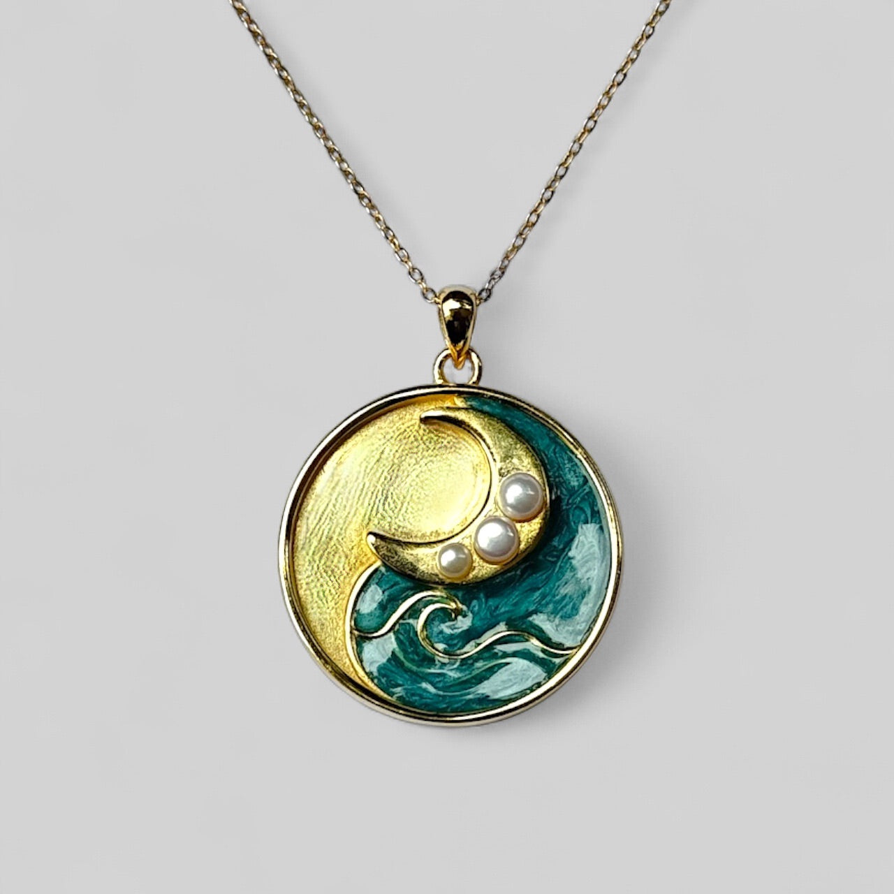 Ocean Dreams – ozeaninspirierte, handgemachte blaue Wellen und Mond Halskette mit Süßwasser Perlen - aus 925 Silber 18K vergoldet