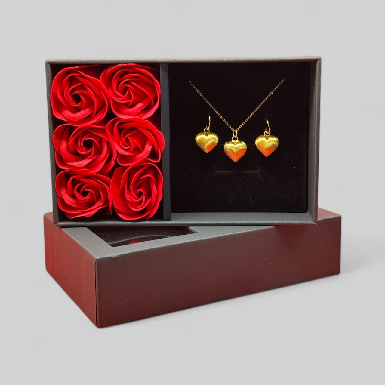 Geschenk zum Valentinstag - Geburtstag - Love Box mit Rosen und Tüte - Herzförmige Halskette und Ohrringe mit matter Struktur aus 925 Silber vergoldet