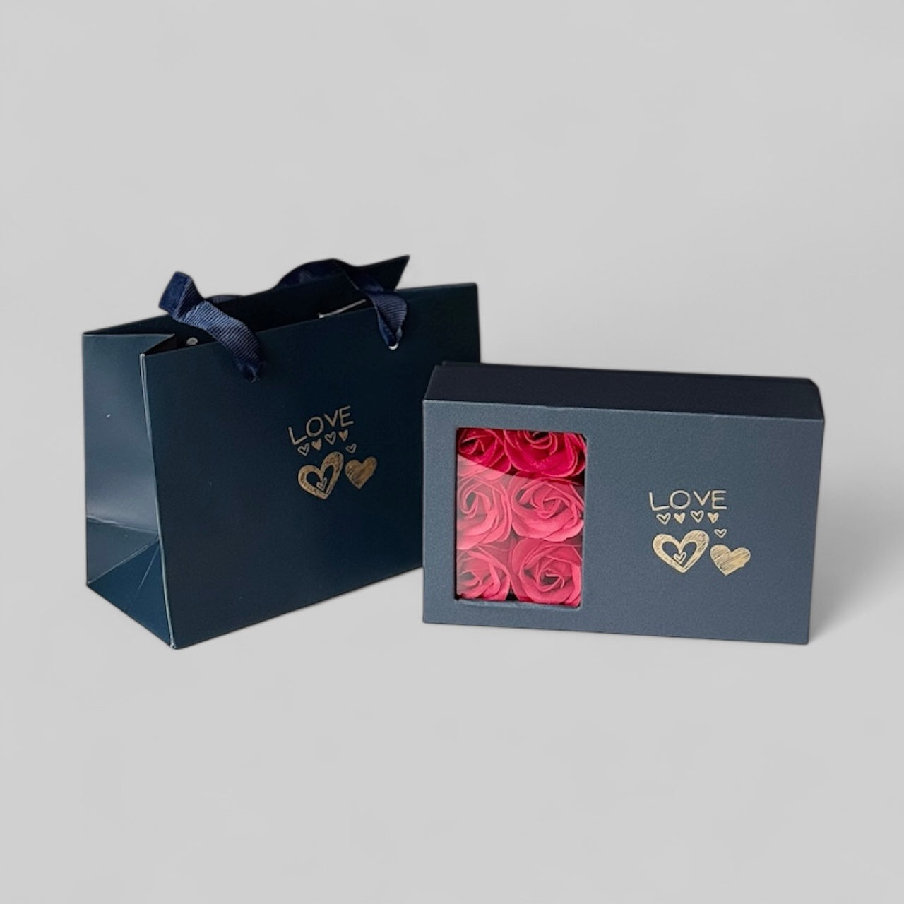 Geschenk zum Valentinstag - Geburtstag - Love Box mit Rosen und Tüte - Herzförmige Zirkonia-Inlay Halskette und Ohrringe aus 925 Silber vergoldet
