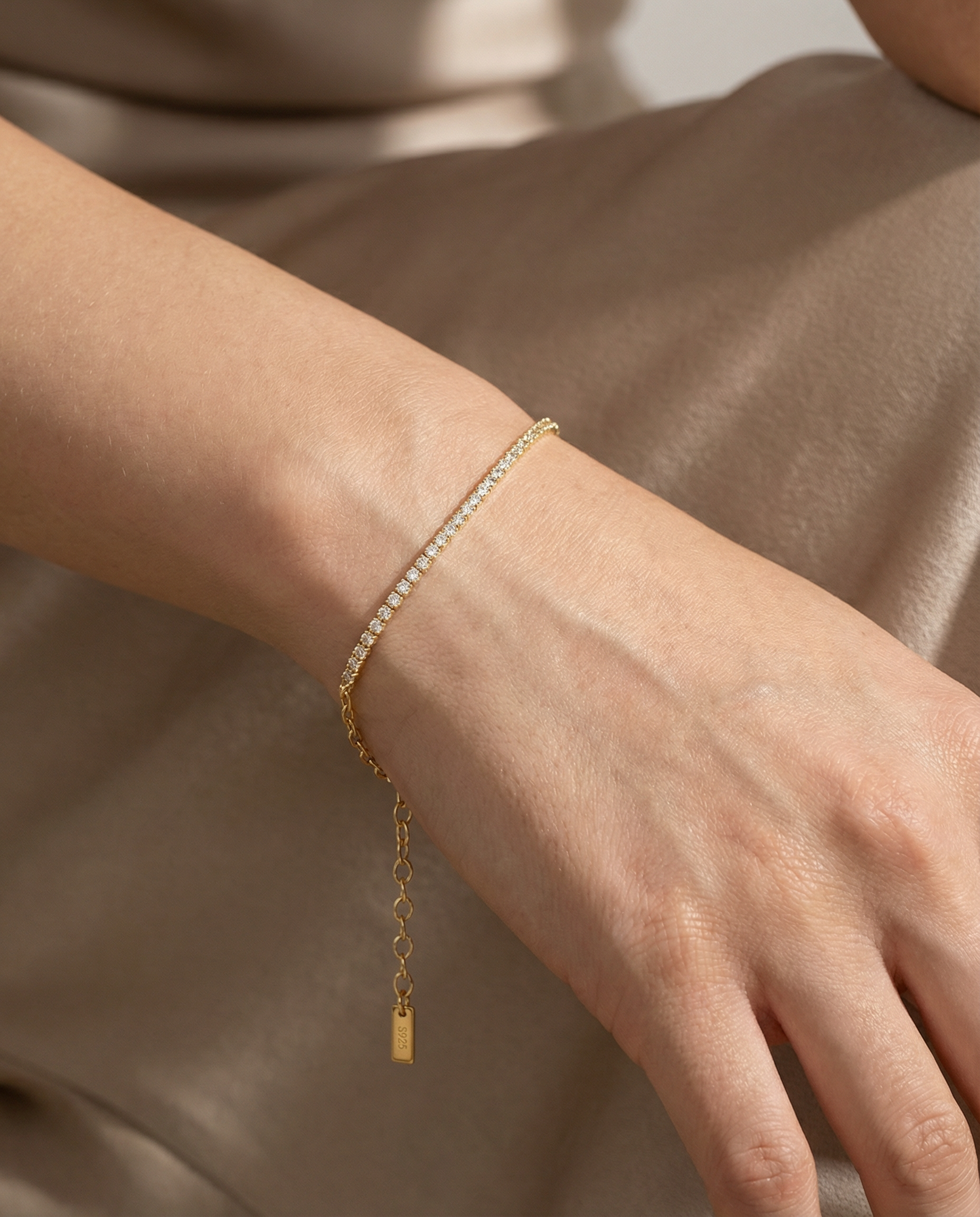 Elegantes Tennisarmband mit Zirkonias Diamanten-Inlay - aus 925er Silber 14K vergoldet