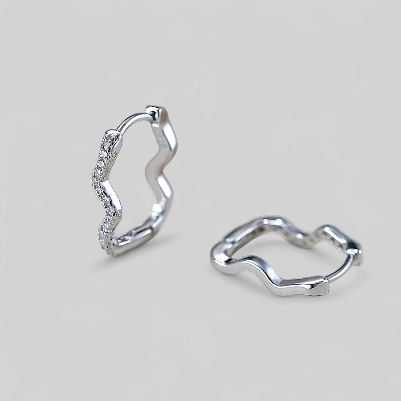 Wellige Creolen mit Zirkonia – Ohrringe aus 925 Silber und 925 Silber 14K vergoldet