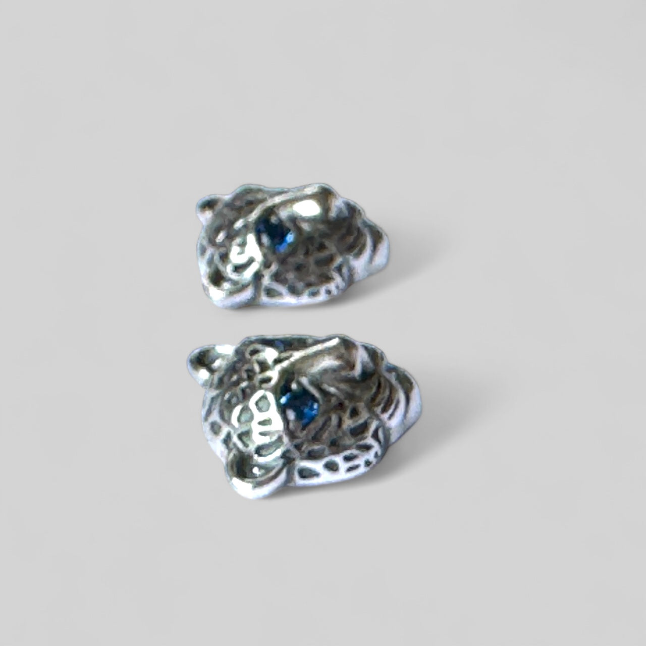 Extravagante Snow Leopard Ohrstecker dreidimensionale Ohrringe aus 925 Silber