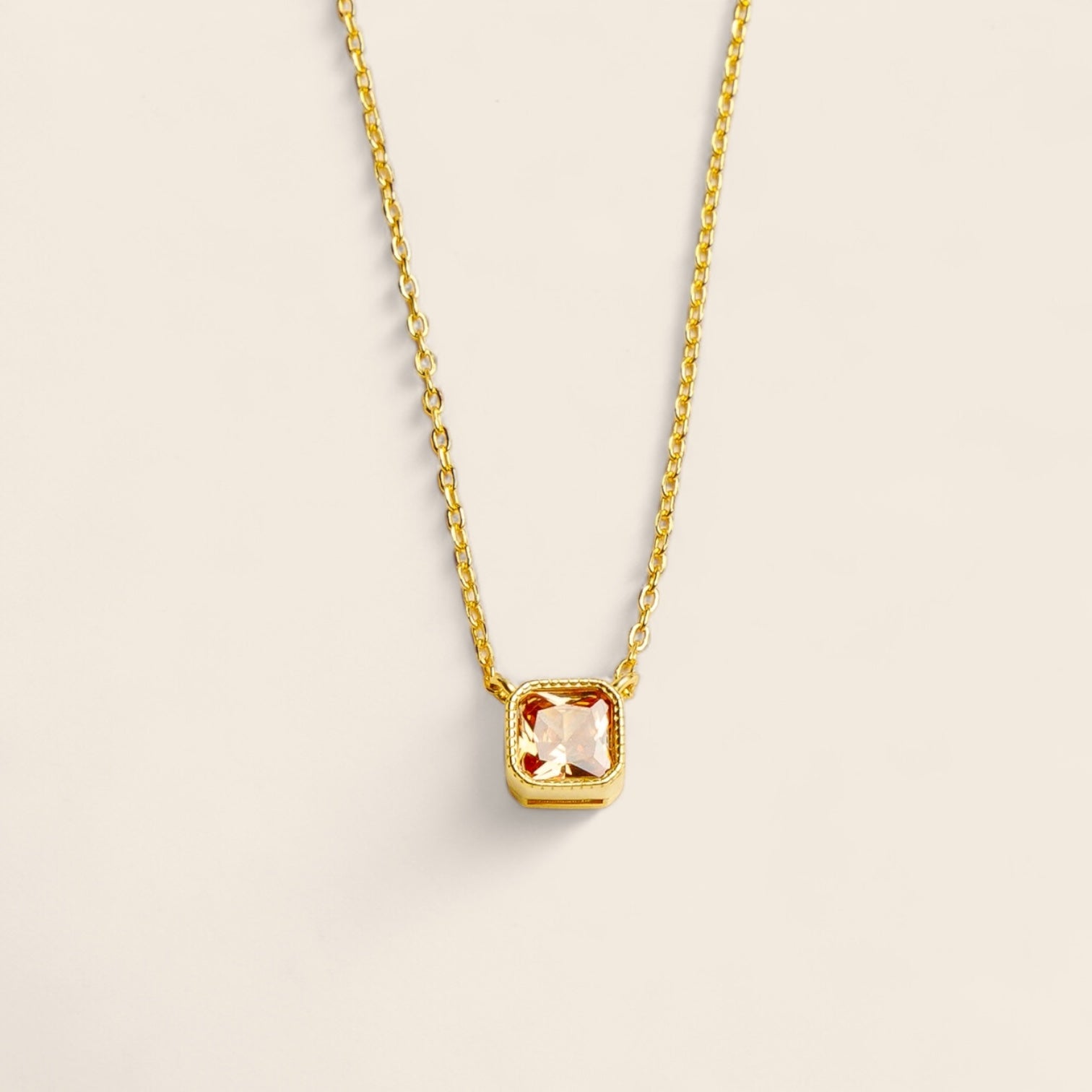 DARK CHAMPAGNE – Necklace with a bright champagne-colored zirconia, made of 925 silver 18K gold-plated