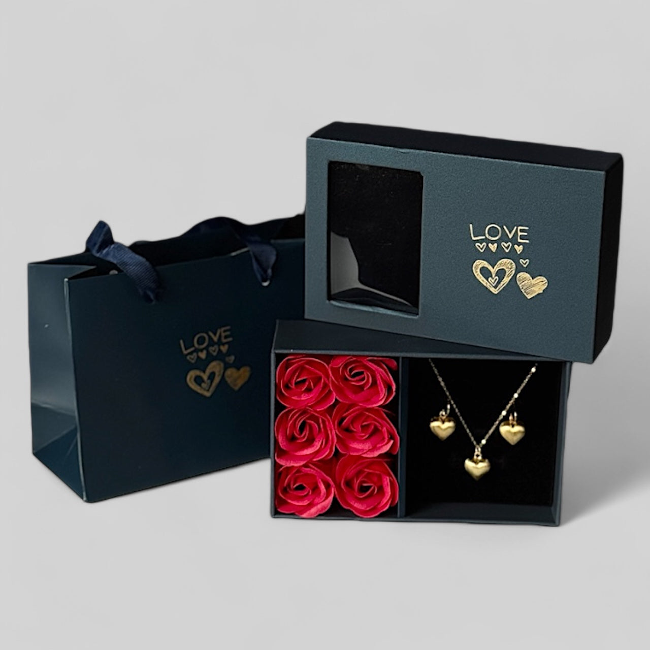 Geschenk zum Valentinstag - Geburtstag - Love Box mit Rosen und Tüte - Herzförmige Halskette und Ohrringe mit matter Struktur aus 925 Silber vergoldet