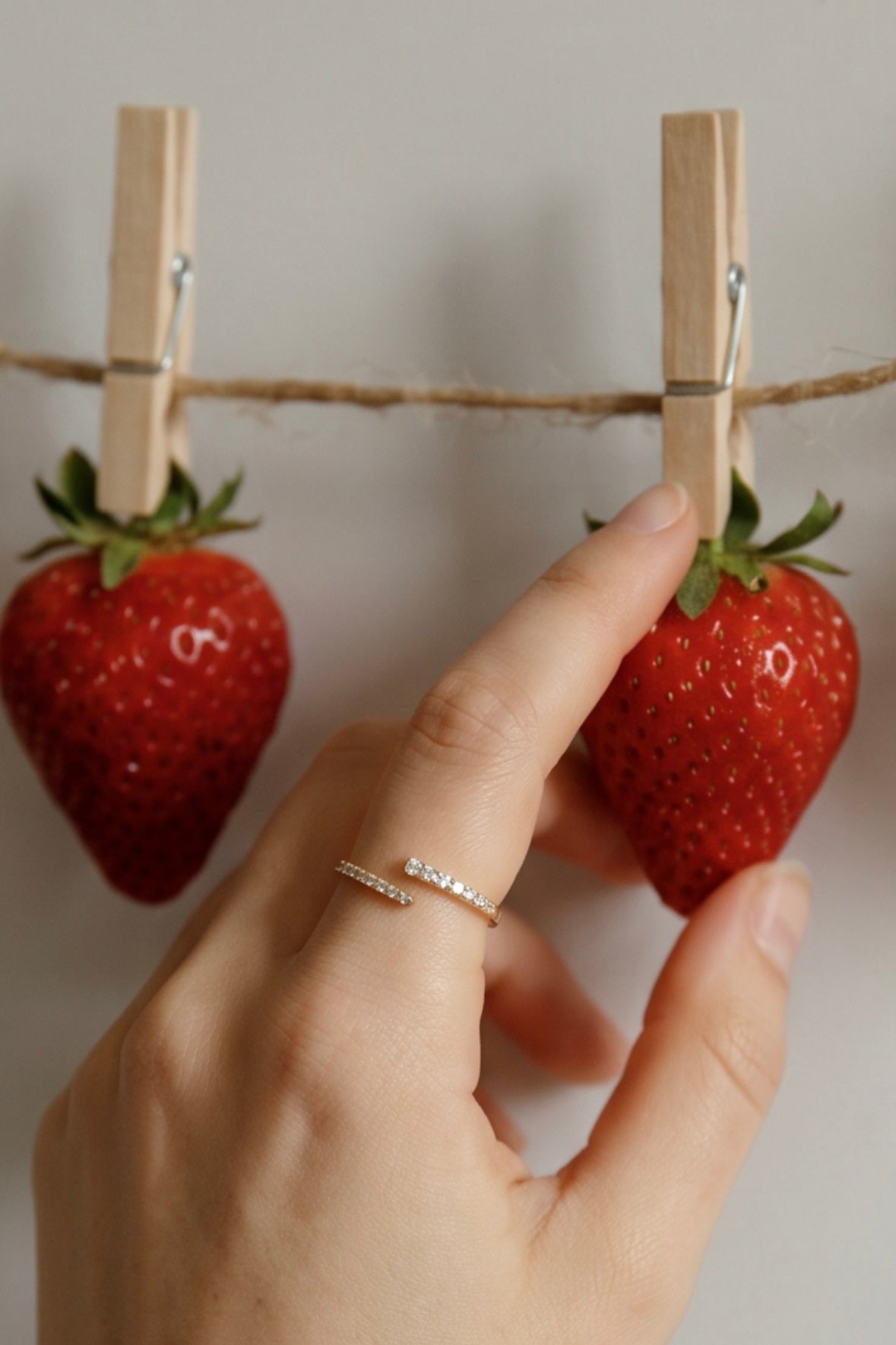 Bague étreinte avec incrustation de diamants, oxyde de zirconium, en argent 925 plaqué or 18 carats