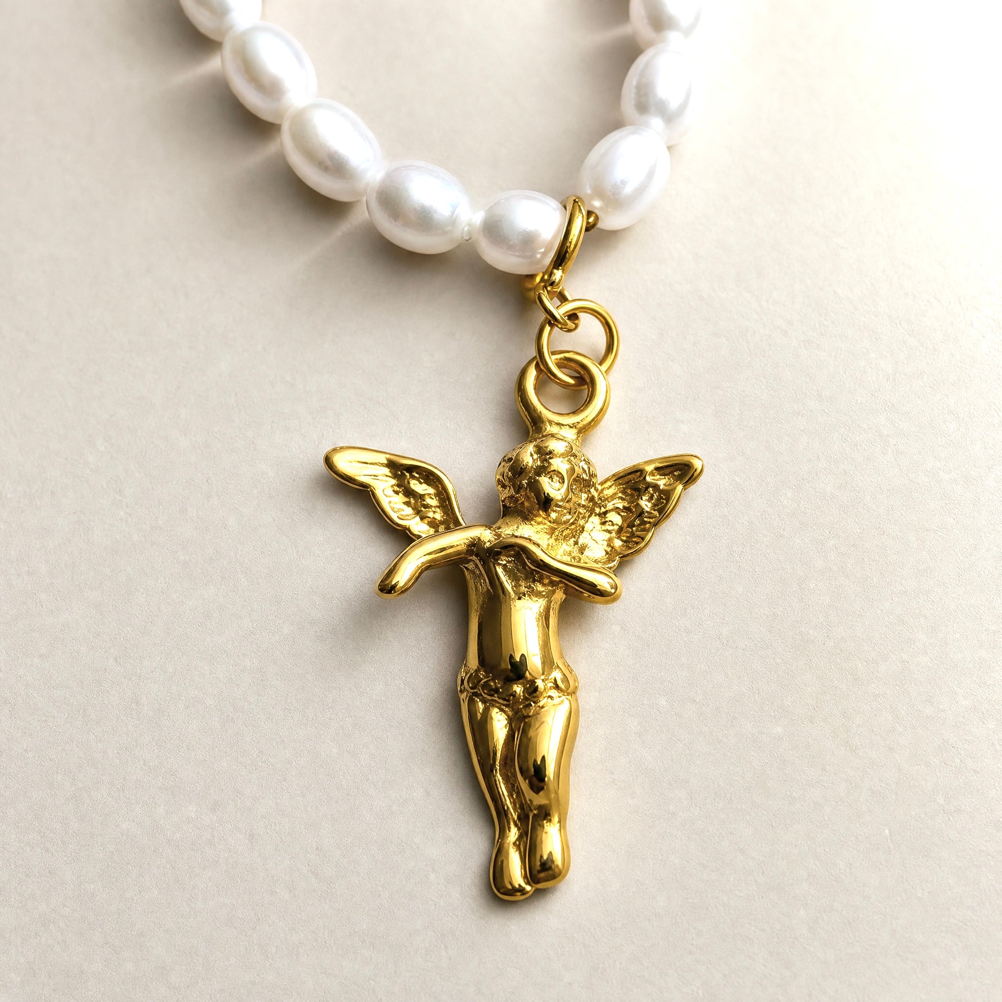 Schutzengel Charm mit verspielter Perlenkette aus 925 Silber 18K vergoldet