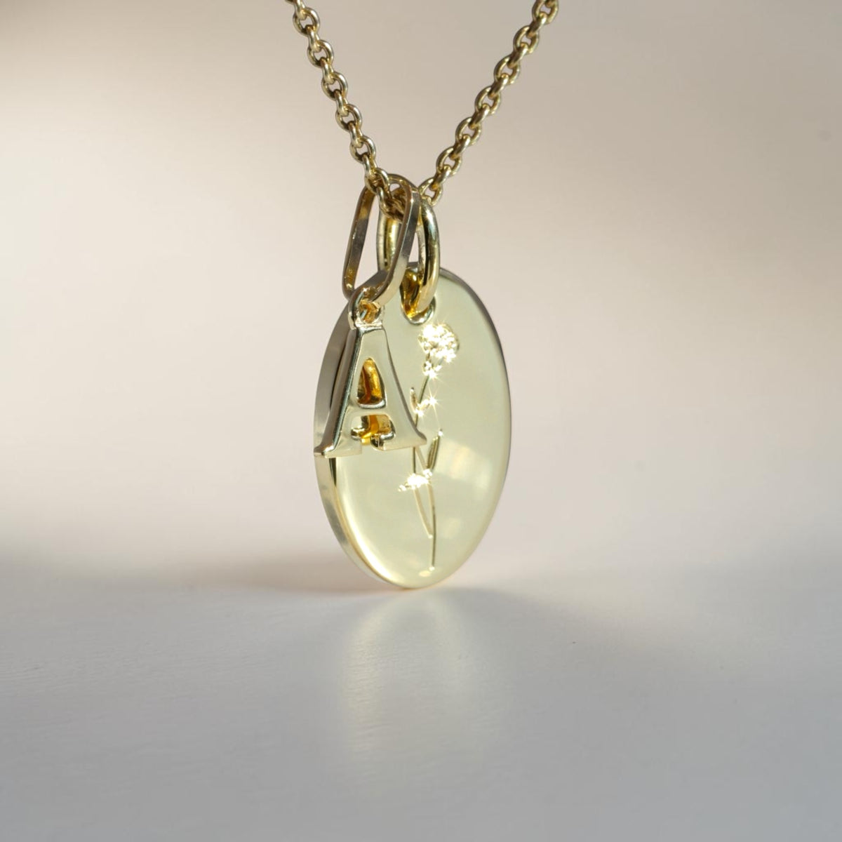 Elarina – Pendentif ovale fleur de naissance en argent 925 ou argent plaqué or – Cadeau personnalisable