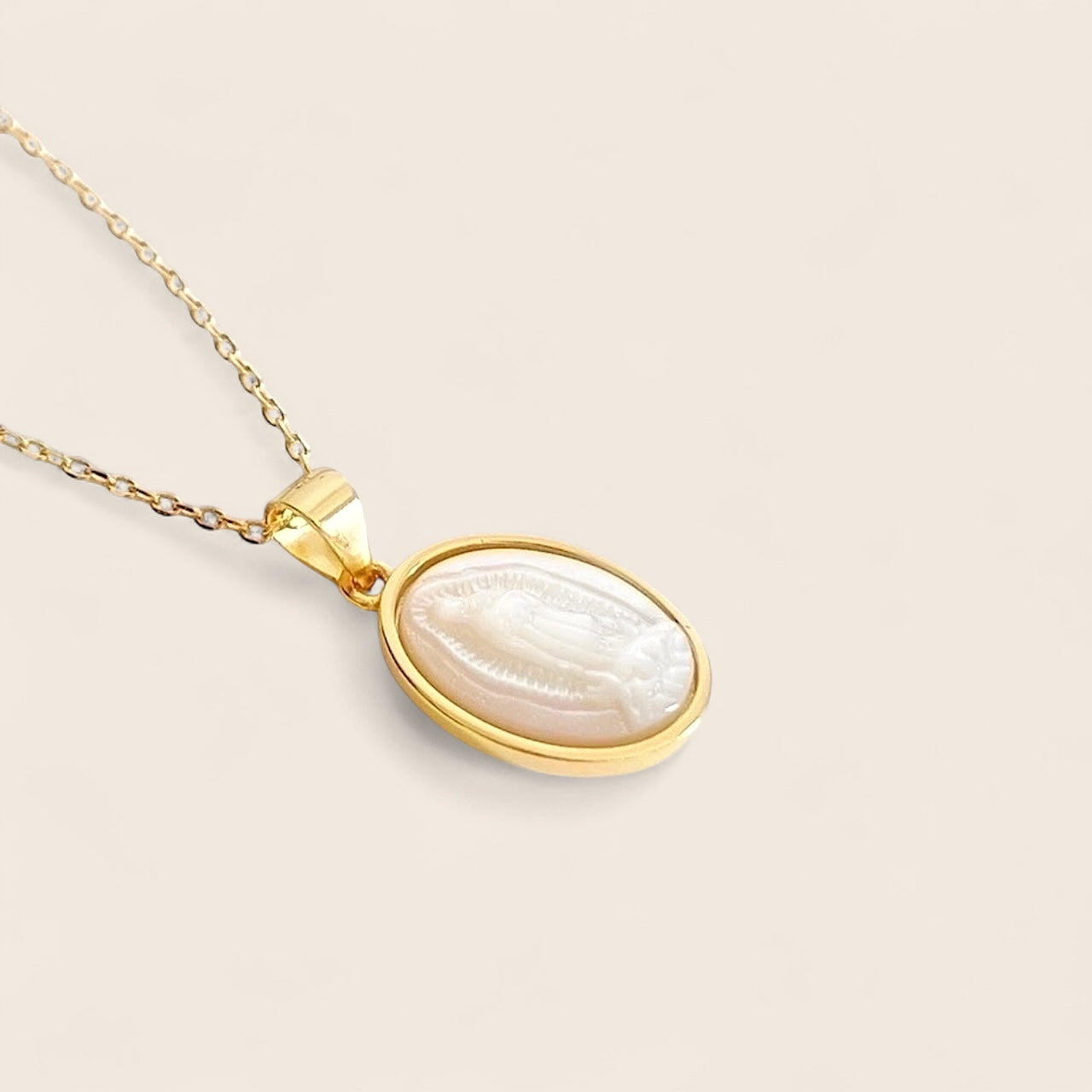 Round shell charm Maria necklace made of 925 silver 18K gold-plated