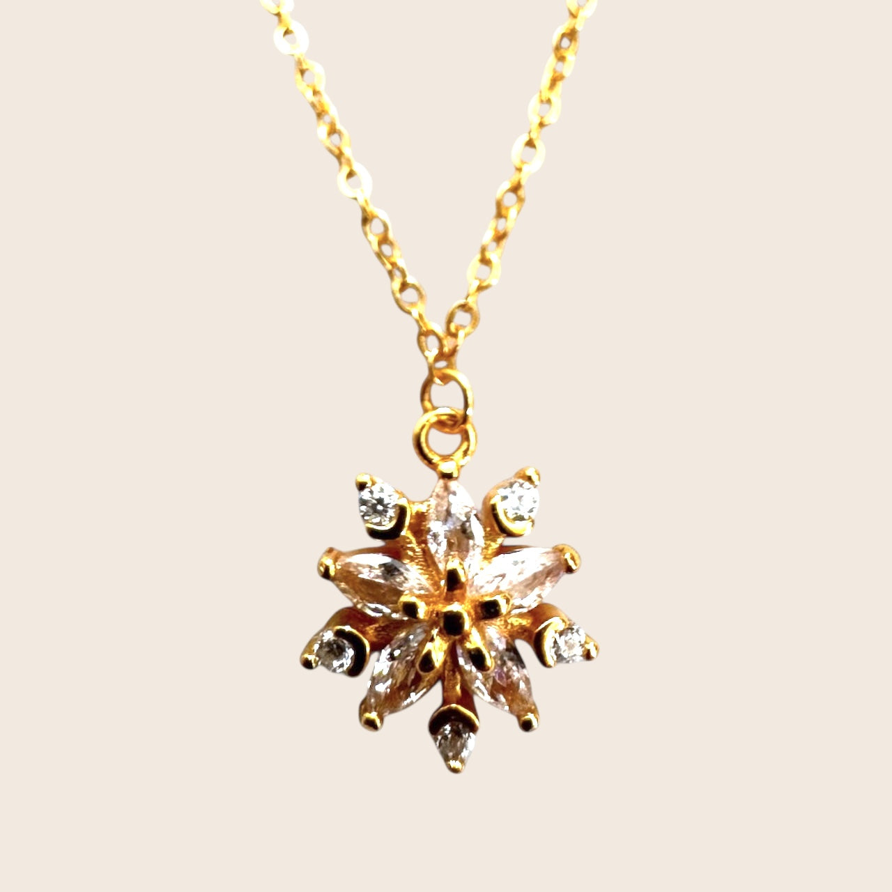 Snowflake Inlay Necklace – Subtle snowflake design with zirconia made of 925 silver 14K gold-plated