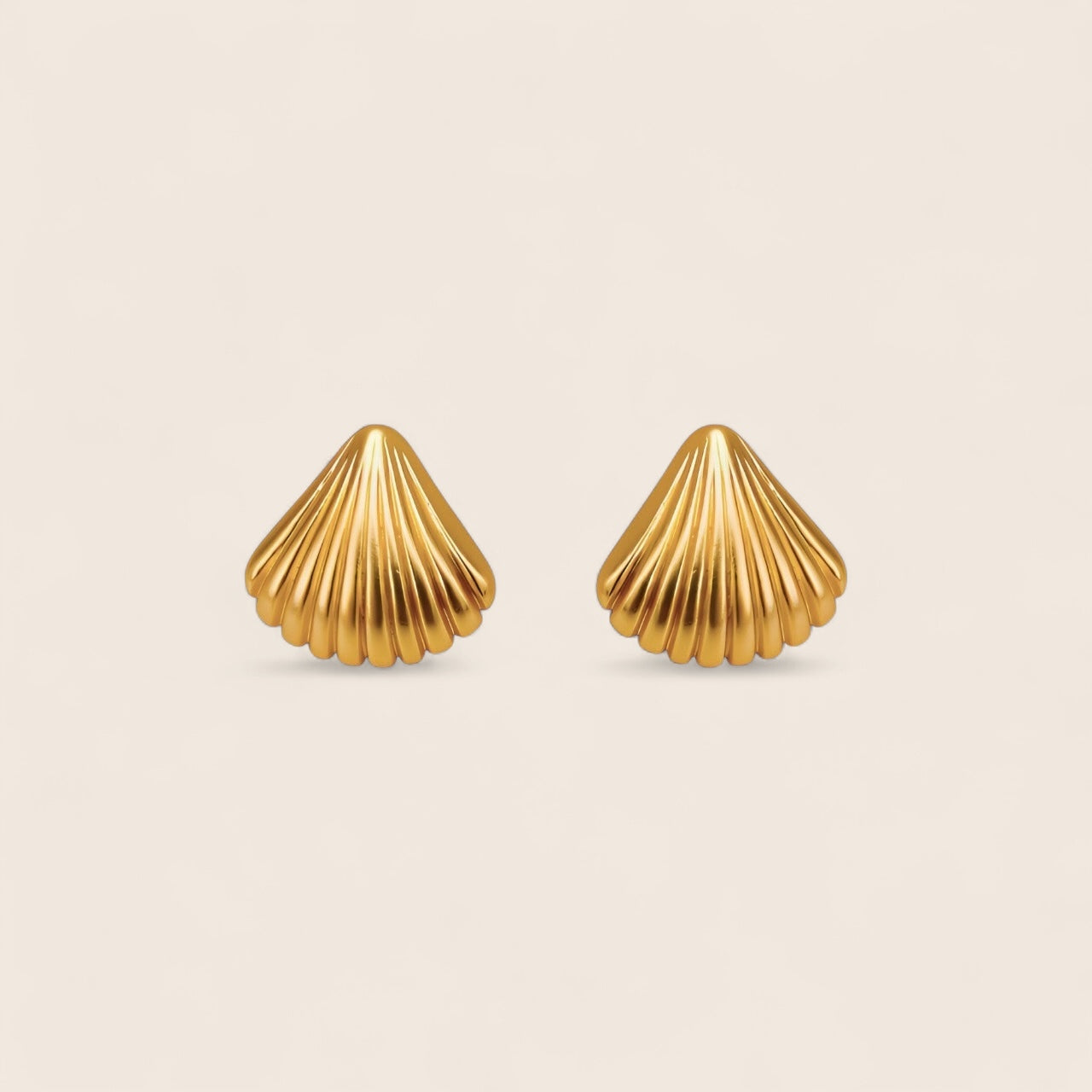 Shell stud earrings – 18K gold-plated stainless steel