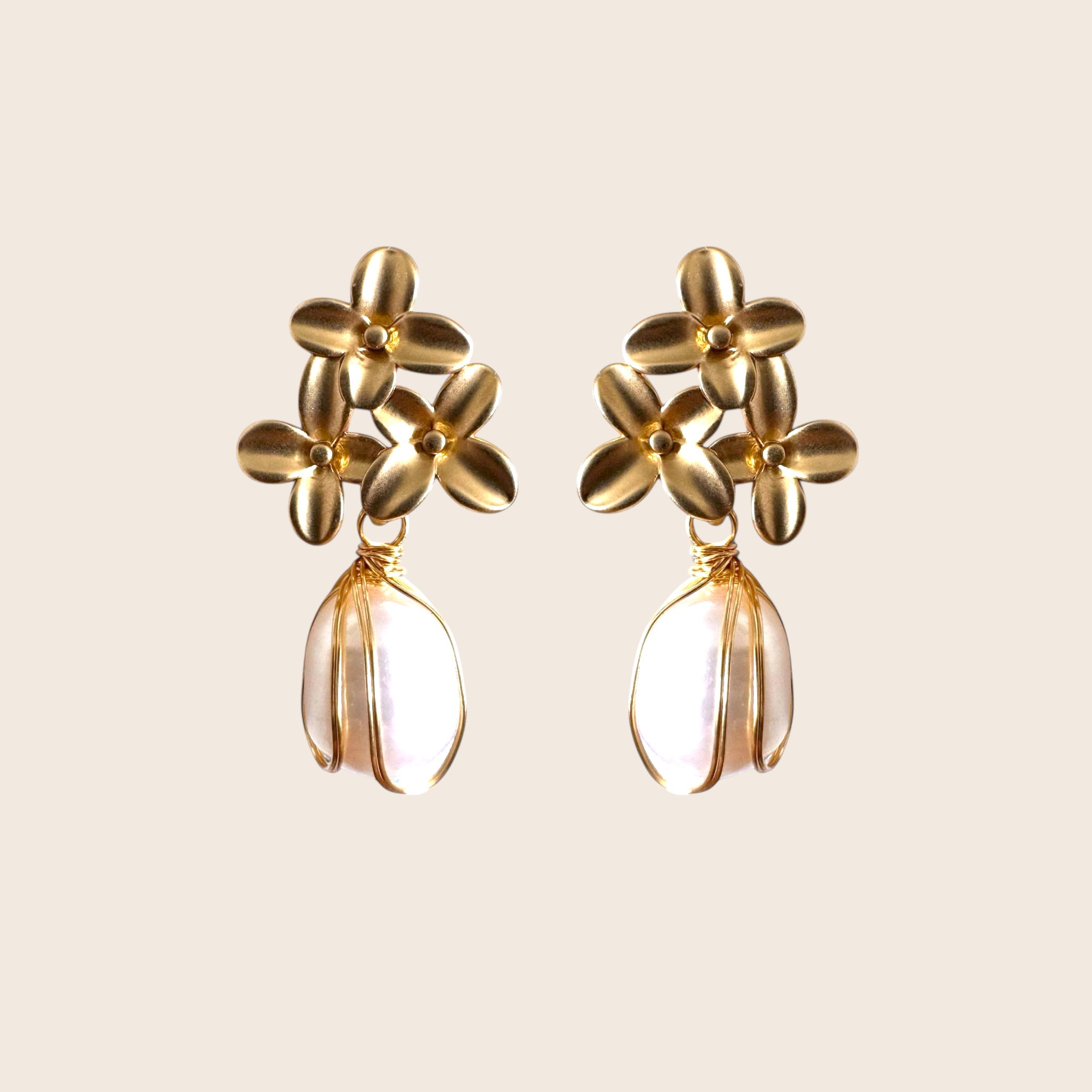 Exceptional flower earrings with genuine freshwater pearl - dreamy wedding earrings - 925 silver, 18K gold-plated, matte