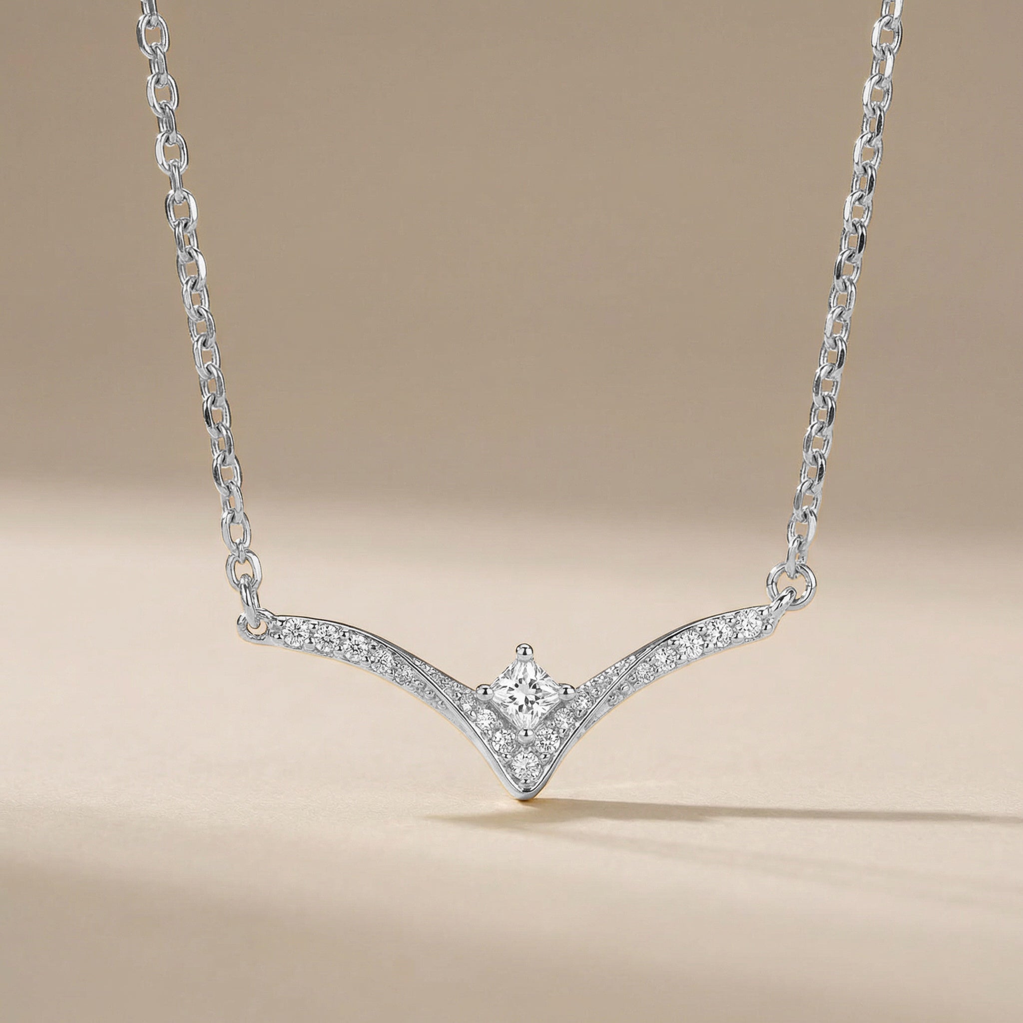 TIMELESS ELEGANCE – V-Form Halskette mit funkelnden Zirkonias, aus 925 Silber 18K vergoldet - NINASIA