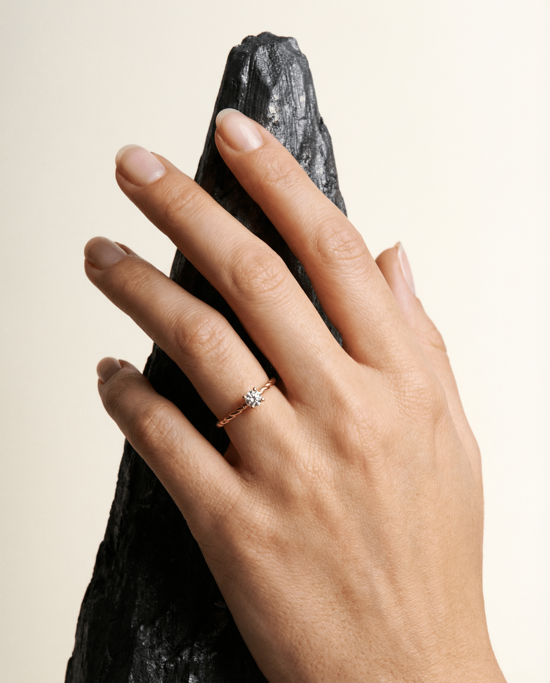 ENDLESS MINIMALIST - Twisted Ring mit einem großen Zirkonia, aus 925 Silber 18K vergoldet