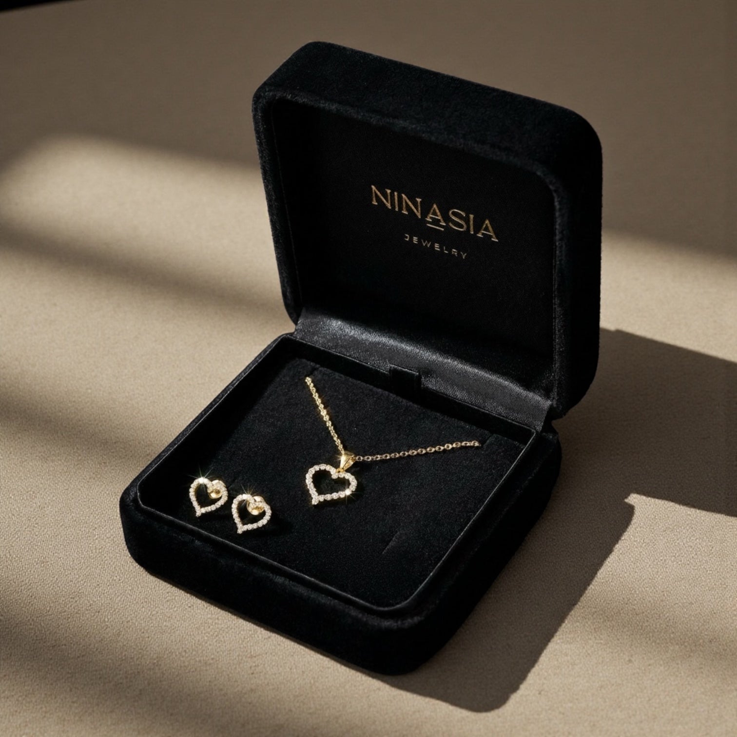 „Amora“ Schmuckset Herz Ohrstecker und Halskette aus 925 Silber 18K vergoldet