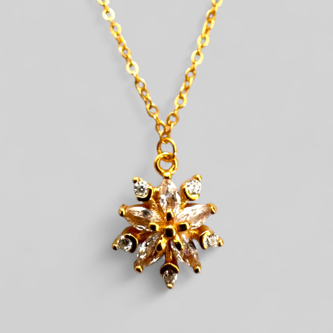 Snowflake Inlay Halskette – Dezentes Schneeflocken-Design mit Zirkonia aus 925er Silber 14K vergoldet