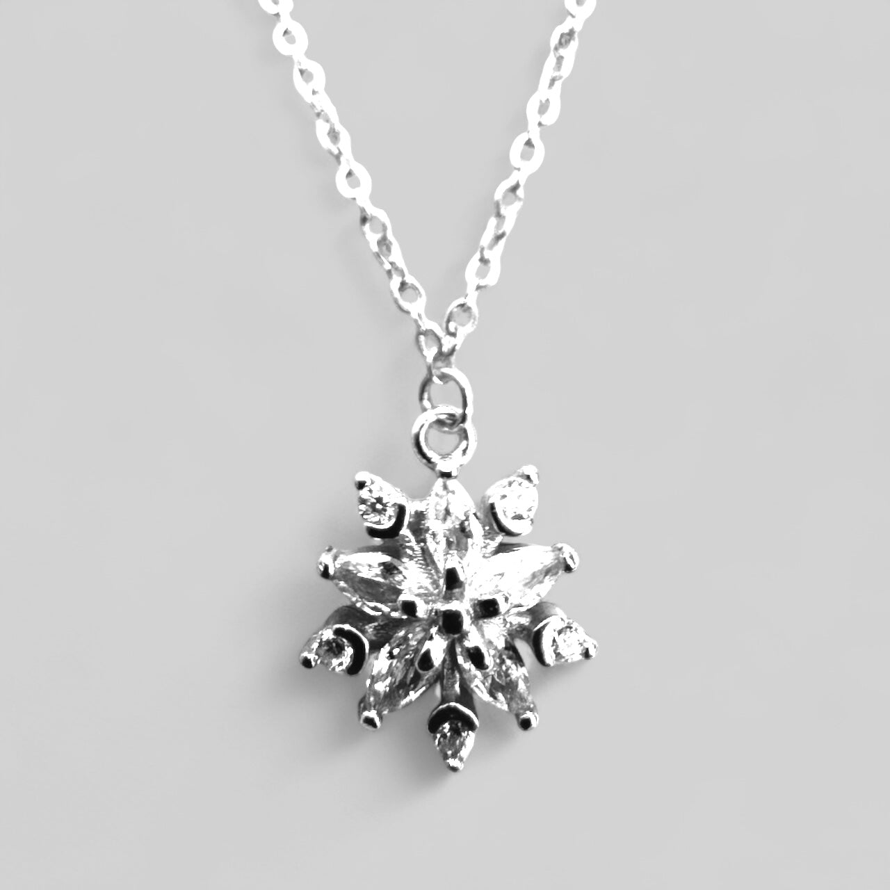 Snowflake Inlay Halskette – Dezentes Schneeflocken-Design mit Zirkonia aus 925er Silber 14K vergoldet