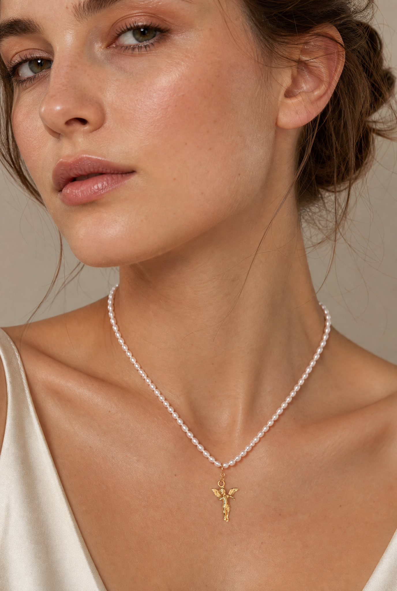 Schutzengel Charm mit verspielter Perlenkette aus 925 Silber 18K vergoldet
