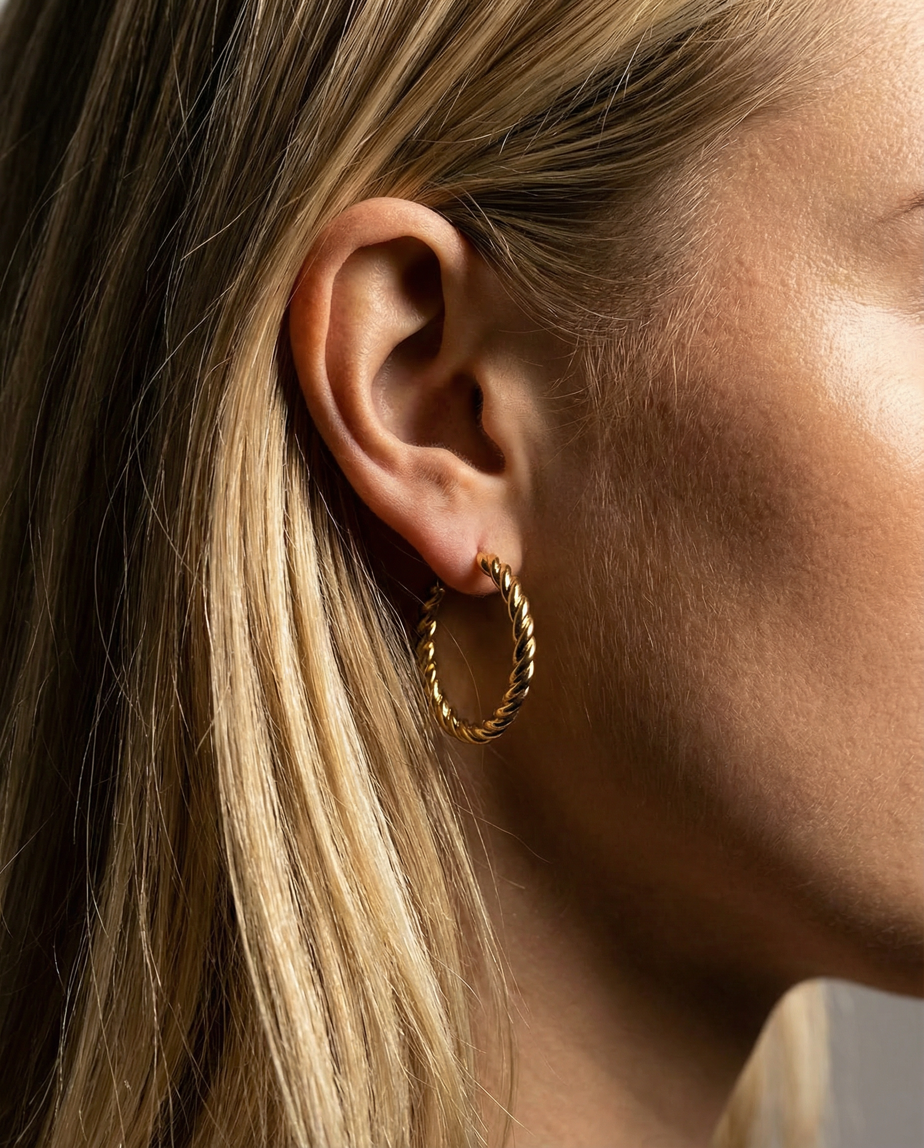 Minimalist croissant earrings 18K gold plated made of stainless steel