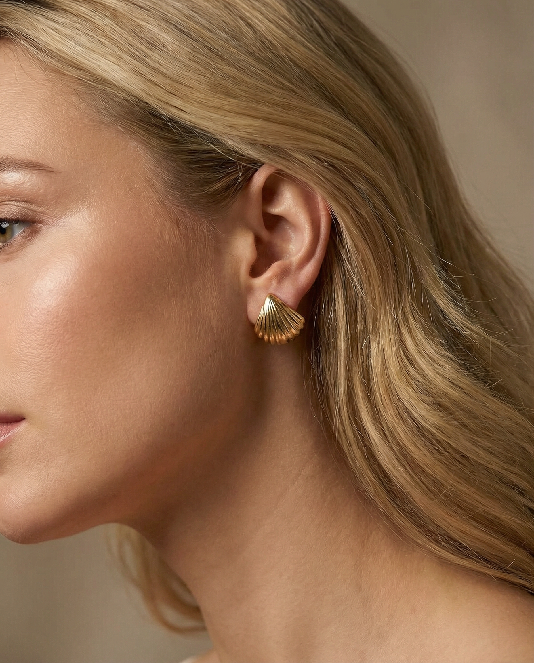 Shell stud earrings – 18K gold-plated stainless steel