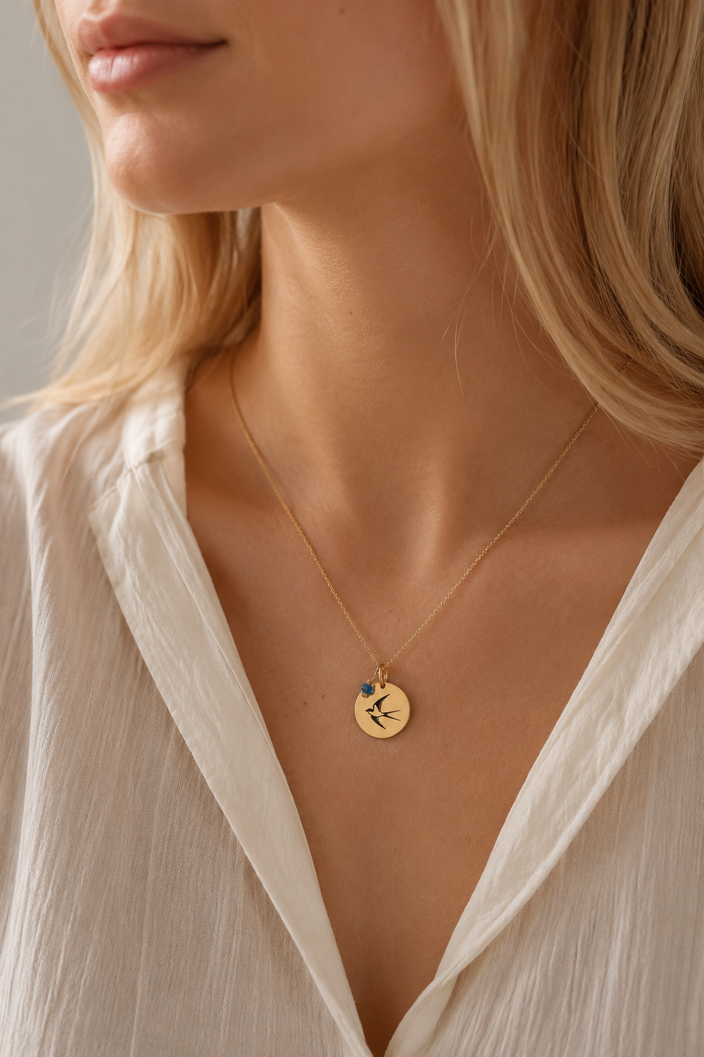 Avi – Collier oiseau de naissance personnalisé avec pierre de naissance – Gravable des deux côtés en acier inoxydable avec placage or IPG de haute qualité